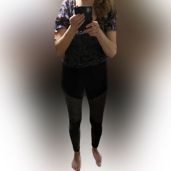 000 Lorna Jane black leggings with netted areas - size medium - Picture 7 of 11